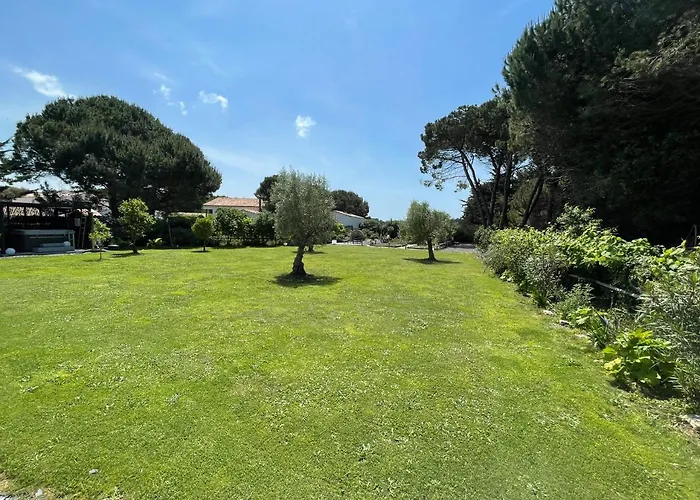 Le 36 Piscine & Guest house La Flotte